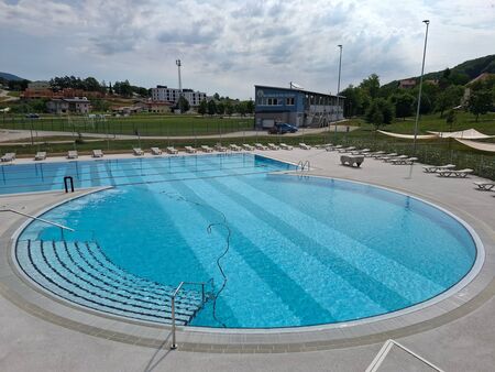 Sprostitveni del bazena z masažnimi klopmi 